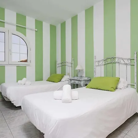 Sleeps 5 Air Con Wifi Villa