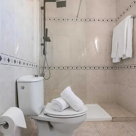 Sleeps 5 Air Con Wifi